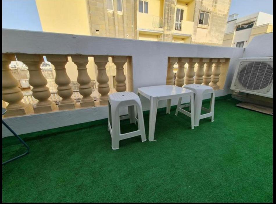 Room 6- Private Room With Private Terrace, Private Bathroom, Ac And Wifi Sliema Ngoại thất bức ảnh