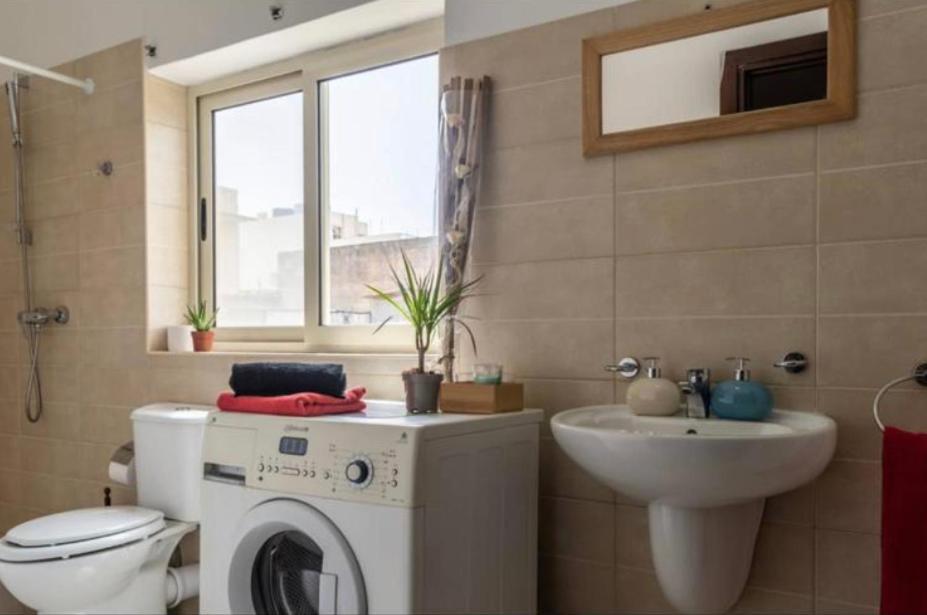 Room 6- Private Room With Private Terrace, Private Bathroom, Ac And Wifi Sliema Ngoại thất bức ảnh